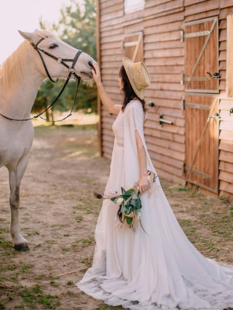Bílé boho šaty: ideální výběr na přírodní svatbu