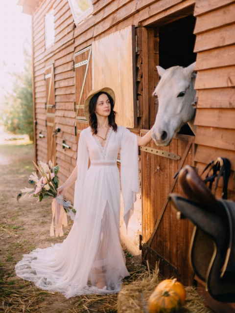 Bílé boho šaty: ideální výběr na přírodní svatbu