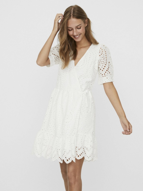 Ideální outfit na rande či letní párty? Bílé šaty s madeirou!