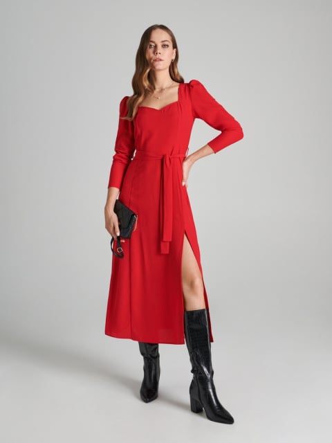 Červené šaty s rozparkem využijete do divadla i na večírek
