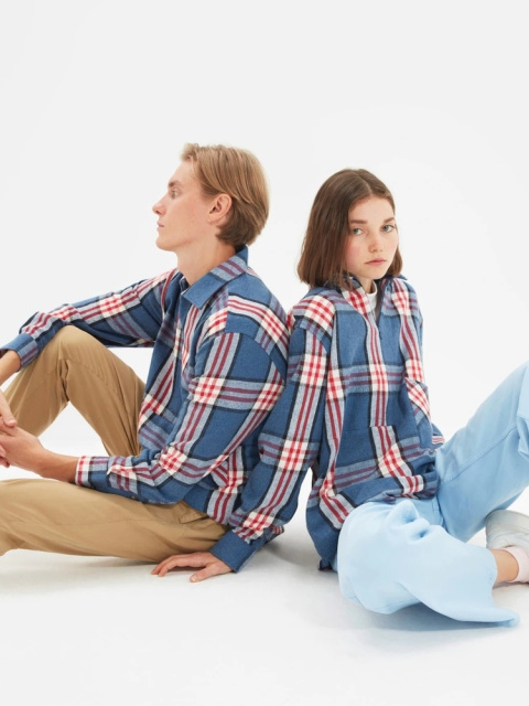 Oversize košile sluší mužům i ženám: jak je nosit?