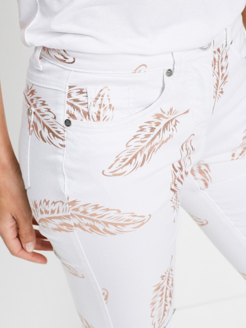 Ideální kalhoty na léto? Bílé džíny s potiskem