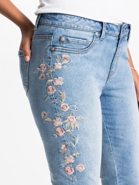Užijte si léto v džínách s květinovou výšivkou