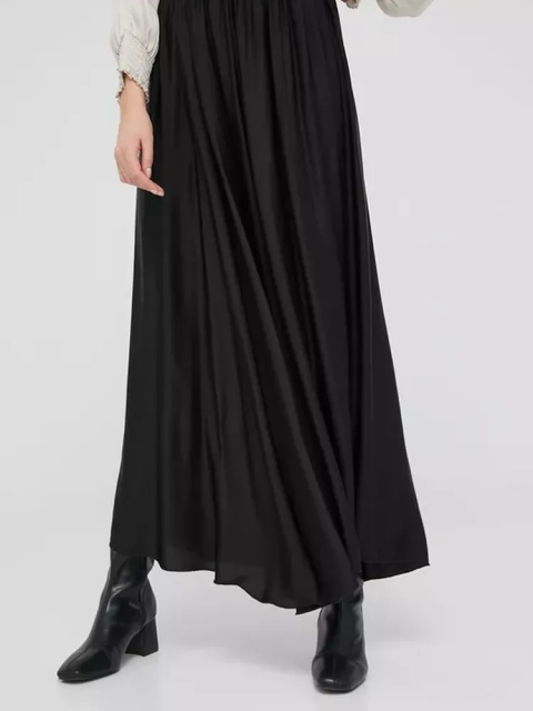Dlouhá černá sukně jako neutrální základ šatníku