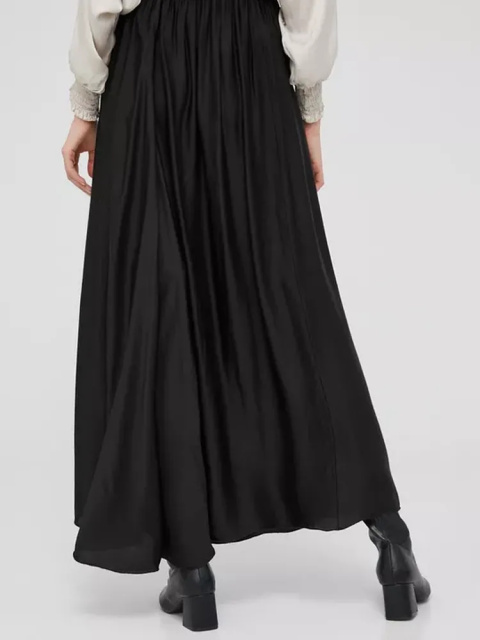 Dlouhá černá sukně jako neutrální základ šatníku