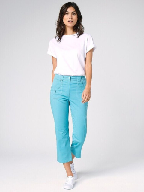 Modré 7/8 kalhoty a bílé tričko: trend, který zaujme každou ženu