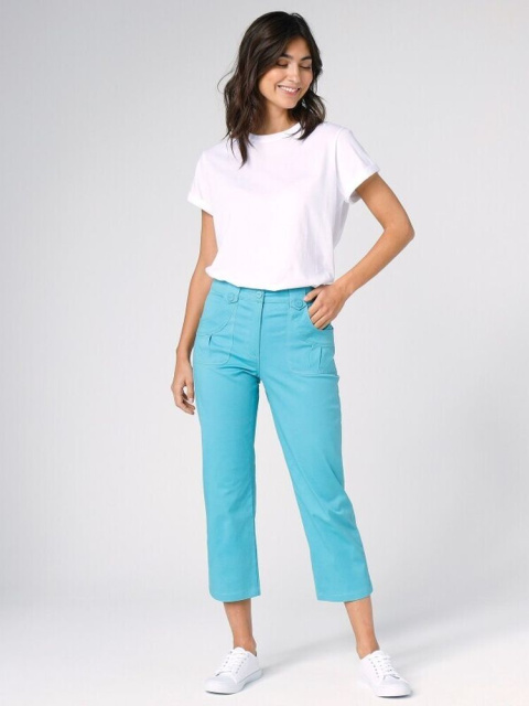 Modré 7/8 kalhoty a bílé tričko: trend, který zaujme každou ženu