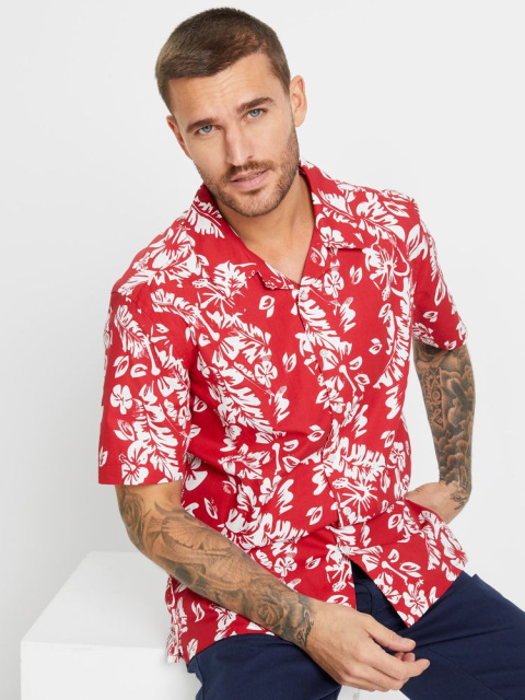 Oslněte na pláži: neodolatelný styl s havajskou košilí