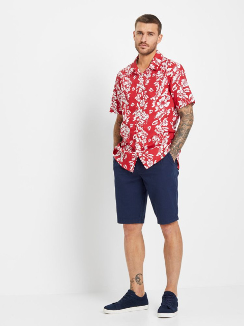 Oslněte na pláži: neodolatelný styl s havajskou košilí