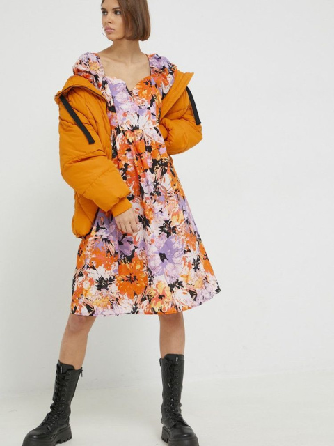 Podzimní elegance s květovanými šaty a hořčicovou bundou