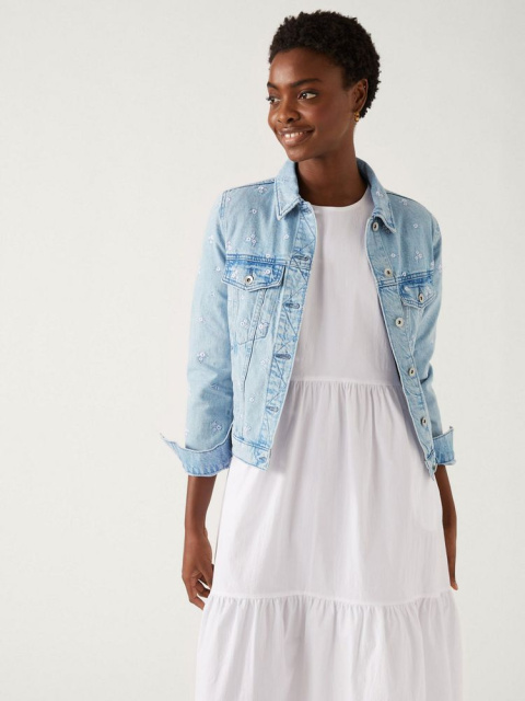 Letní osvěžení: džínová bunda k vašim bílým šatům