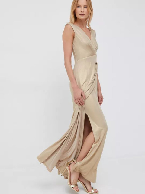 Dlouhé zlaté šaty