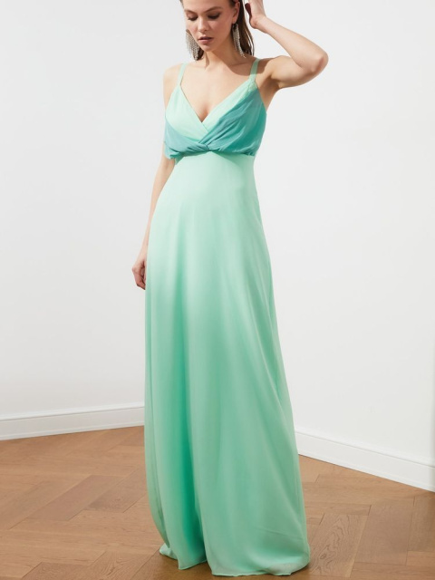 Dlouhé šaty pro svědkyni