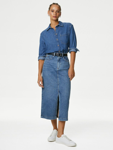 Džínová elegance: kombinujte dlouhou sukni s košilí a koženým páskem
